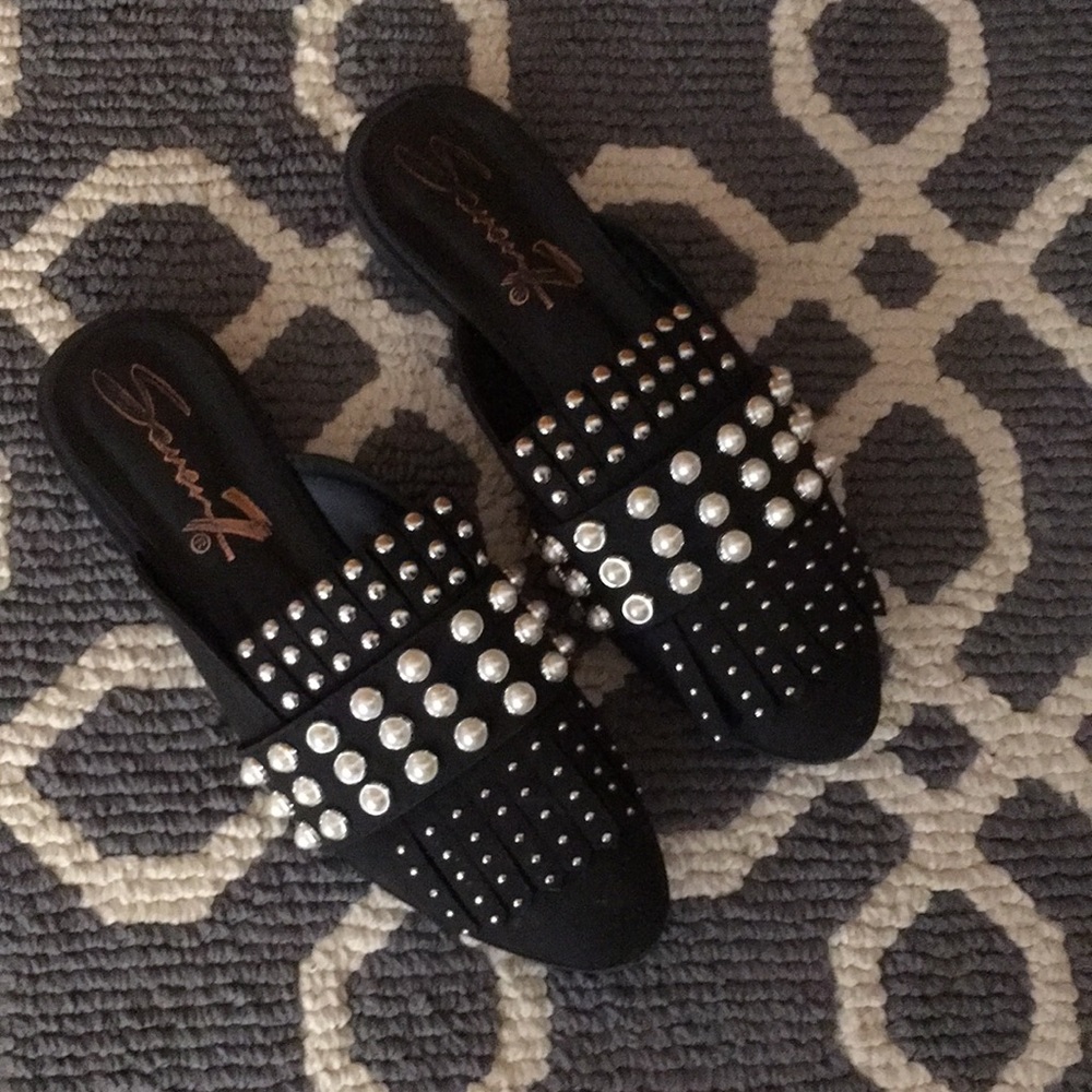 Accessorized mules